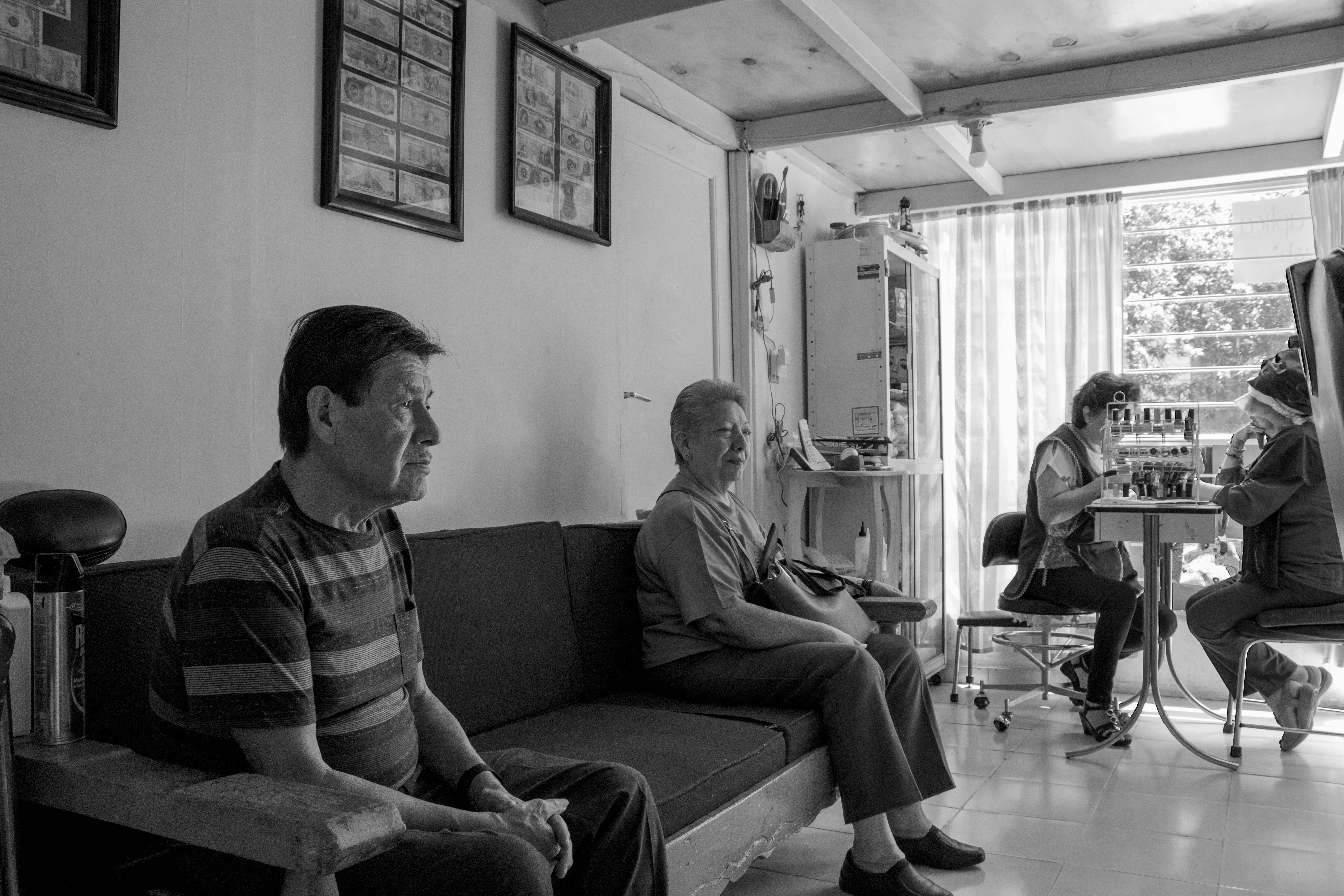 Personas en la sala de espera de la estética de la unidad habitacional.