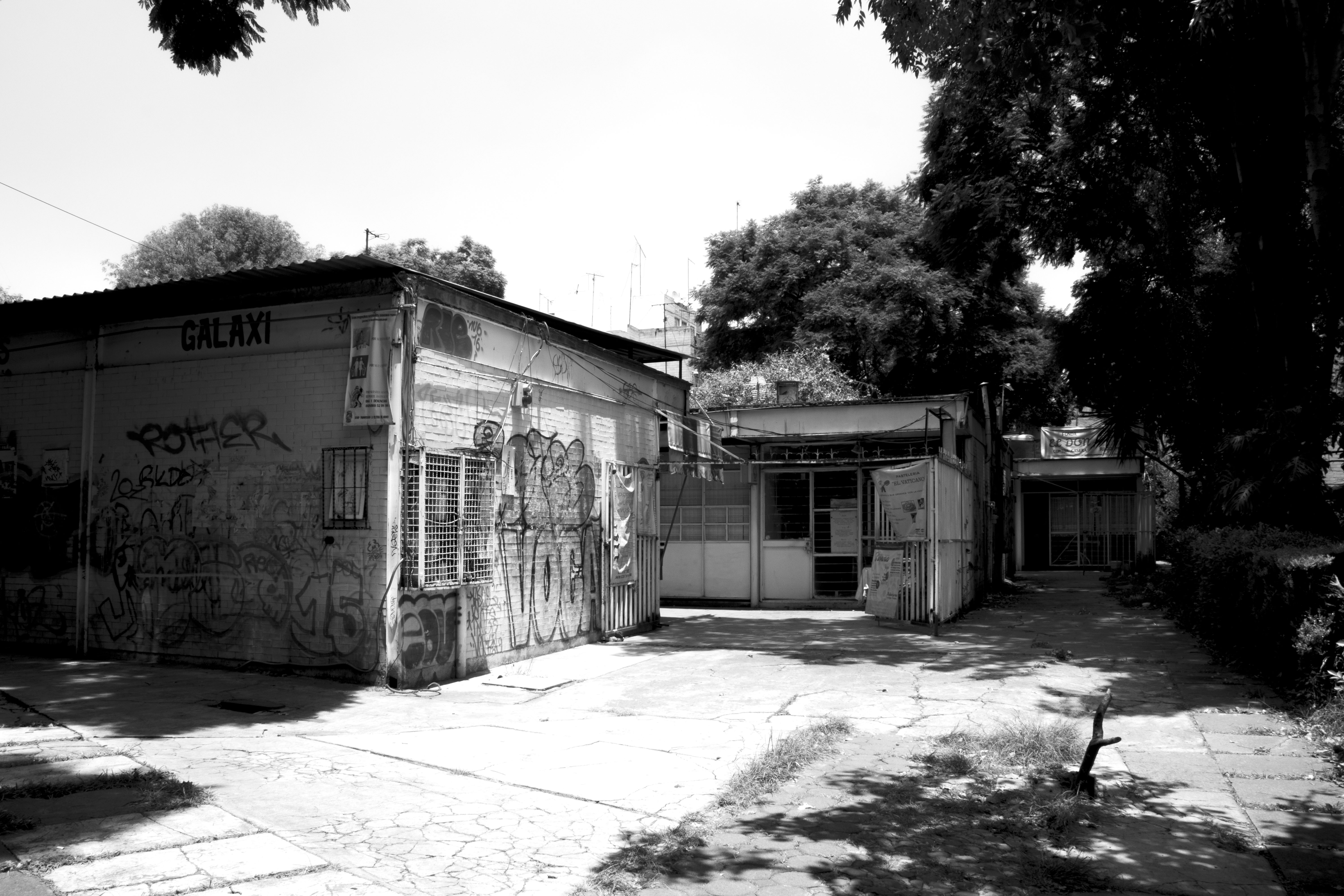 Del sur — Exterior de locales con grafiti dentro de la unidad habitacional